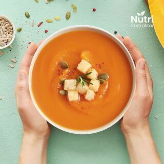 Szparagowa, pomidorowa, grzybowa czy może delikatna zupa krem z czerwonych warzyw?🍲Jeśli jesteś entuzjastą tych potraw, zdradzimy Ci sekret – z ekstraktorem Nutri przygotujesz je w mgnieniu oka! Wystarczy, że zblendujesz wszystkie składniki, a następnie podgrzejesz w garnku lub mikrofalówce. Gotowe 👌 Wszystkie przepisy znajdziesz na naszym blogu. #ekstraktor #zupy #zupykrem #zupyświata #zupydomowe #zupysamsmak #zupyfit #fit #fitmom #fitfood #przepis #przepisy #przepisy #przepisyfit #przepisyfit #przepisykulinarne