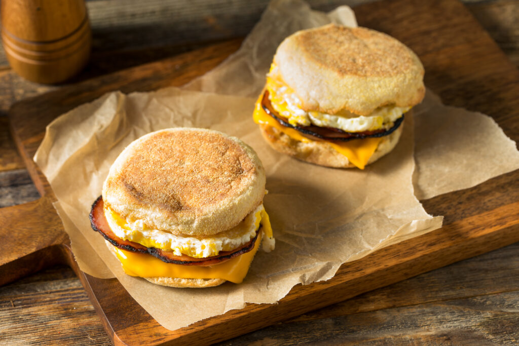 Śniadaniowe kanapki – z jajkiem i kiełbaską