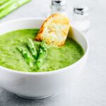 Chłodnik ze szparagów – wiosenna zupa szparagowa
