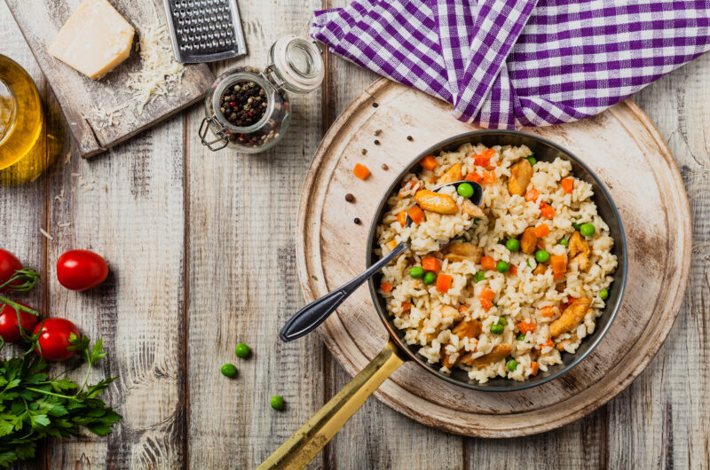 Risotto z kurczakiem, marchewką i groszkiem